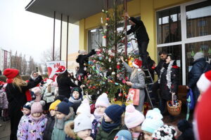 12.12.2024. Kielce. Czarnów. Wspólne ubieranie choinki / Fot. Wiktor Taszłow - Radio Kielce