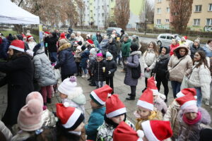 12.12.2024. Kielce. Czarnów. Wspólne ubieranie choinki / Fot. Wiktor Taszłow - Radio Kielce