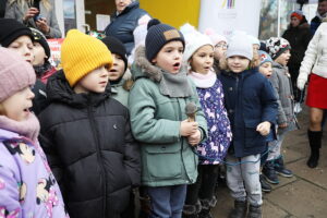 12.12.2024. Kielce. Czarnów. Wspólne ubieranie choinki / Fot. Wiktor Taszłow - Radio Kielce