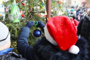 12.12.2024. Kielce. Czarnów. Wspólne ubieranie choinki / Fot. Wiktor Taszłow - Radio Kielce