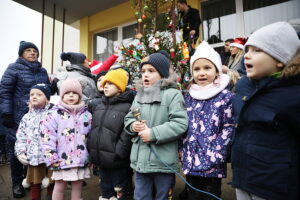 12.12.2024. Kielce. Czarnów. Wspólne ubieranie choinki / Fot. Wiktor Taszłow - Radio Kielce