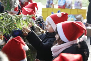 12.12.2024. Kielce. Czarnów. Wspólne ubieranie choinki / Fot. Wiktor Taszłow - Radio Kielce