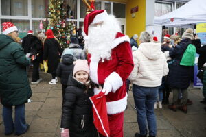 12.12.2024. Kielce. Czarnów. Wspólne ubieranie choinki / Fot. Wiktor Taszłow - Radio Kielce