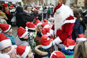 12.12.2024. Kielce. Czarnów. Wspólne ubieranie choinki / Fot. Wiktor Taszłow - Radio Kielce