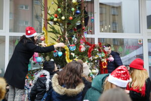 12.12.2024. Kielce. Czarnów. Wspólne ubieranie choinki / Fot. Wiktor Taszłow - Radio Kielce