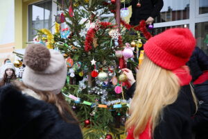 12.12.2024. Kielce. Czarnów. Wspólne ubieranie choinki / Fot. Wiktor Taszłow - Radio Kielce