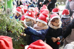 12.12.2024. Kielce. Czarnów. Wspólne ubieranie choinki / Fot. Wiktor Taszłow - Radio Kielce