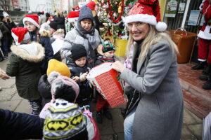 12.12.2024. Kielce. Czarnów. Wspólne ubieranie choinki / Fot. Wiktor Taszłow - Radio Kielce