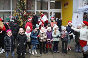 12.12.2024. Kielce. Czarnów. Wspólne ubieranie choinki / Fot. Wiktor Taszłow - Radio Kielce