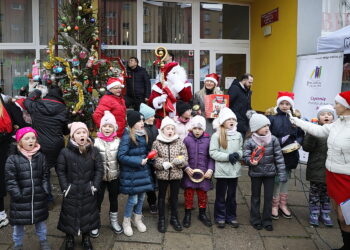Mieszkańcy Czarnowa po raz kolejny wspólnie ubiorą choinkę - Radio Kielce Mieszkańcy Czarnowa po raz kolejny wspólnie ubiorą choinkę