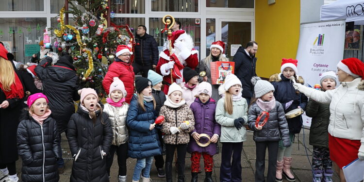 Mieszkańcy Czarnowa po raz kolejny wspólnie ubiorą choinkę - Radio Kielce Mieszkańcy Czarnowa po raz kolejny wspólnie ubiorą choinkę