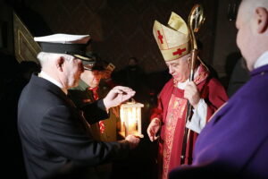 15.12.2024. Kielce. Betlejemskie Światło Pokoju dotarło do Kielc / Fot. Wiktor Taszłow - Radio Kielce