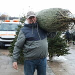 Boom na żywe choinki. Sprzedawane są nawet o 3 w nocy - Radio Kielce 15.12.2024. Kielce. Sprzedaż choinek. / Fot. Wiktor Taszłow - Radio Kielce