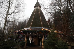 04.12.2024. Bałtów. Wioska Świętego Mikołaja w Bałtowskim Kompleksie Turystycznym / Fot. Wiktor Taszłow - Radio Kielce