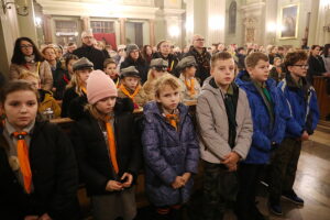 15.12.2024. Kielce. Betlejemskie Światło Pokoju dotarło do Kielc / Fot. Wiktor Taszłow - Radio Kielce