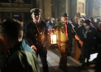 15.12.2024. Kielce. Betlejemskie Światło Pokoju dotarło do Kielc / Fot. Wiktor Taszłow - Radio Kielce