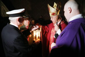 15.12.2024. Kielce. Betlejemskie Światło Pokoju dotarło do Kielc / Fot. Wiktor Taszłow - Radio Kielce