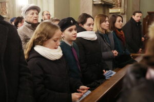 15.12.2024. Kielce. Betlejemskie Światło Pokoju dotarło do Kielc / Fot. Wiktor Taszłow - Radio Kielce