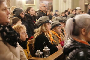 15.12.2024. Kielce. Betlejemskie Światło Pokoju dotarło do Kielc / Fot. Wiktor Taszłow - Radio Kielce