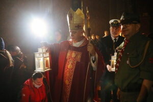 15.12.2024. Kielce. Betlejemskie Światło Pokoju dotarło do Kielc / Fot. Wiktor Taszłow - Radio Kielce