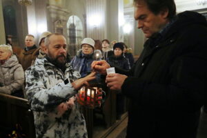 15.12.2024. Kielce. Betlejemskie Światło Pokoju dotarło do Kielc / Fot. Wiktor Taszłow - Radio Kielce