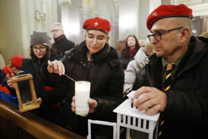 15.12.2024. Kielce. Betlejemskie Światło Pokoju dotarło do Kielc / Fot. Wiktor Taszłow - Radio Kielce