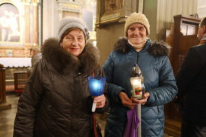 15.12.2024. Kielce. Betlejemskie Światło Pokoju dotarło do Kielc / Fot. Wiktor Taszłow - Radio Kielce