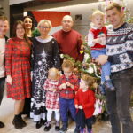 20.12.2024. Radio Kielce. Wspólne ubieranie choinki w audycji „Coraz Bliżej Weekend” / Fot. Wiktor Taszłow - Radio Kielce