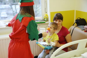 20.12.2024. Kielce. Świętokrzyskie Centrum Pediatrii. Wolontariusze z fundacji Dr Clown odwiedzili małych pacjentów / Fot. Wiktor Taszłow - Radio Kielce