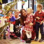 20.12.2024. Radio Kielce. Wspólne ubieranie choinki w audycji „Coraz Bliżej Weekend” / Fot. Wiktor Taszłow - Radio Kielce