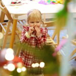 20.12.2024. Radio Kielce. Wspólne ubieranie choinki w audycji „Coraz Bliżej Weekend” / Fot. Wiktor Taszłow - Radio Kielce