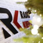 20.12.2024. Radio Kielce. Wspólne ubieranie choinki w audycji „Coraz Bliżej Weekend” / Fot. Wiktor Taszłow - Radio Kielce