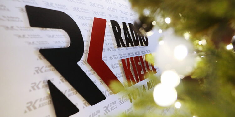 20.12.2024. Radio Kielce. Wspólne ubieranie choinki w audycji „Coraz Bliżej Weekend” / Fot. Wiktor Taszłow - Radio Kielce