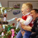 20.12.2024. Radio Kielce. Wspólne ubieranie choinki w audycji „Coraz Bliżej Weekend” / Fot. Wiktor Taszłow - Radio Kielce