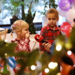 20.12.2024. Radio Kielce. Wspólne ubieranie choinki w audycji „Coraz Bliżej Weekend” / Fot. Wiktor Taszłow - Radio Kielce