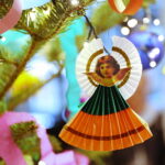 20.12.2024. Radio Kielce. Wspólne ubieranie choinki w audycji „Coraz Bliżej Weekend” / Fot. Wiktor Taszłow - Radio Kielce