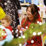 20.12.2024. Radio Kielce. Wspólne ubieranie choinki w audycji „Coraz Bliżej Weekend” / Fot. Wiktor Taszłow - Radio Kielce