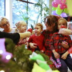 20.12.2024. Radio Kielce. Wspólne ubieranie choinki w audycji „Coraz Bliżej Weekend” / Fot. Wiktor Taszłow - Radio Kielce