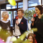 20.12.2024. Radio Kielce. Wspólne ubieranie choinki w audycji „Coraz Bliżej Weekend” / Fot. Wiktor Taszłow - Radio Kielce