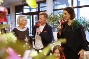 20.12.2024. Radio Kielce. Wspólne ubieranie choinki w audycji „Coraz Bliżej Weekend” / Fot. Wiktor Taszłow - Radio Kielce