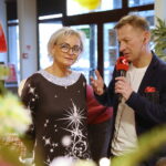 20.12.2024. Radio Kielce. Wspólne ubieranie choinki w audycji „Coraz Bliżej Weekend” / Fot. Wiktor Taszłow - Radio Kielce