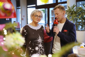 20.12.2024. Radio Kielce. Wspólne ubieranie choinki w audycji „Coraz Bliżej Weekend” / Fot. Wiktor Taszłow - Radio Kielce