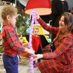 20.12.2024. Radio Kielce. Wspólne ubieranie choinki w audycji „Coraz Bliżej Weekend” / Fot. Wiktor Taszłow - Radio Kielce