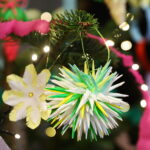 20.12.2024. Radio Kielce. Wspólne ubieranie choinki w audycji „Coraz Bliżej Weekend” / Fot. Wiktor Taszłow - Radio Kielce