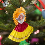 20.12.2024. Radio Kielce. Wspólne ubieranie choinki w audycji „Coraz Bliżej Weekend” / Fot. Wiktor Taszłow - Radio Kielce