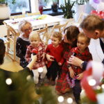 20.12.2024. Radio Kielce. Wspólne ubieranie choinki w audycji „Coraz Bliżej Weekend” / Fot. Wiktor Taszłow - Radio Kielce