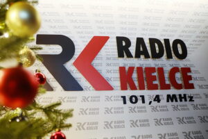 20.12.2024. Radio Kielce. Wspólne ubieranie choinki w audycji „Coraz Bliżej Weekend” / Fot. Wiktor Taszłow - Radio Kielce