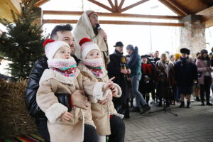 25.12.2024. Brzeziny. Żywa szopka. / Fot. Wiktor Taszłow - Radio Kielce