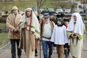 25.12.2024. Brzeziny. Żywa szopka. / Fot. Wiktor Taszłow - Radio Kielce