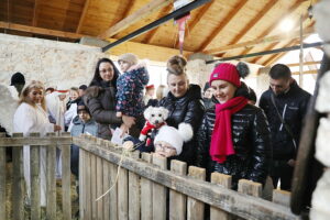 25.12.2024. Brzeziny. Żywa szopka. / Fot. Wiktor Taszłow - Radio Kielce